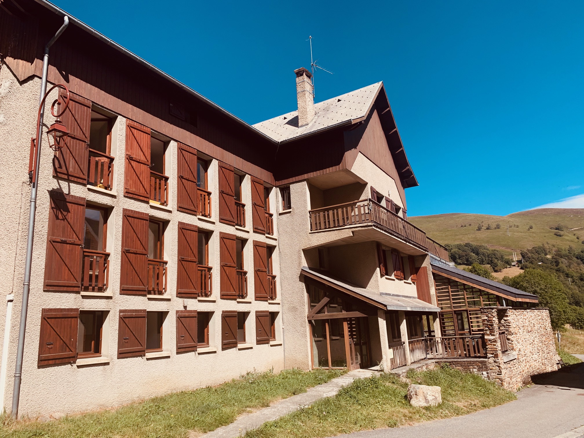 Photo du centre d'accueil des séjours EMS, niché dans les Pyrénées