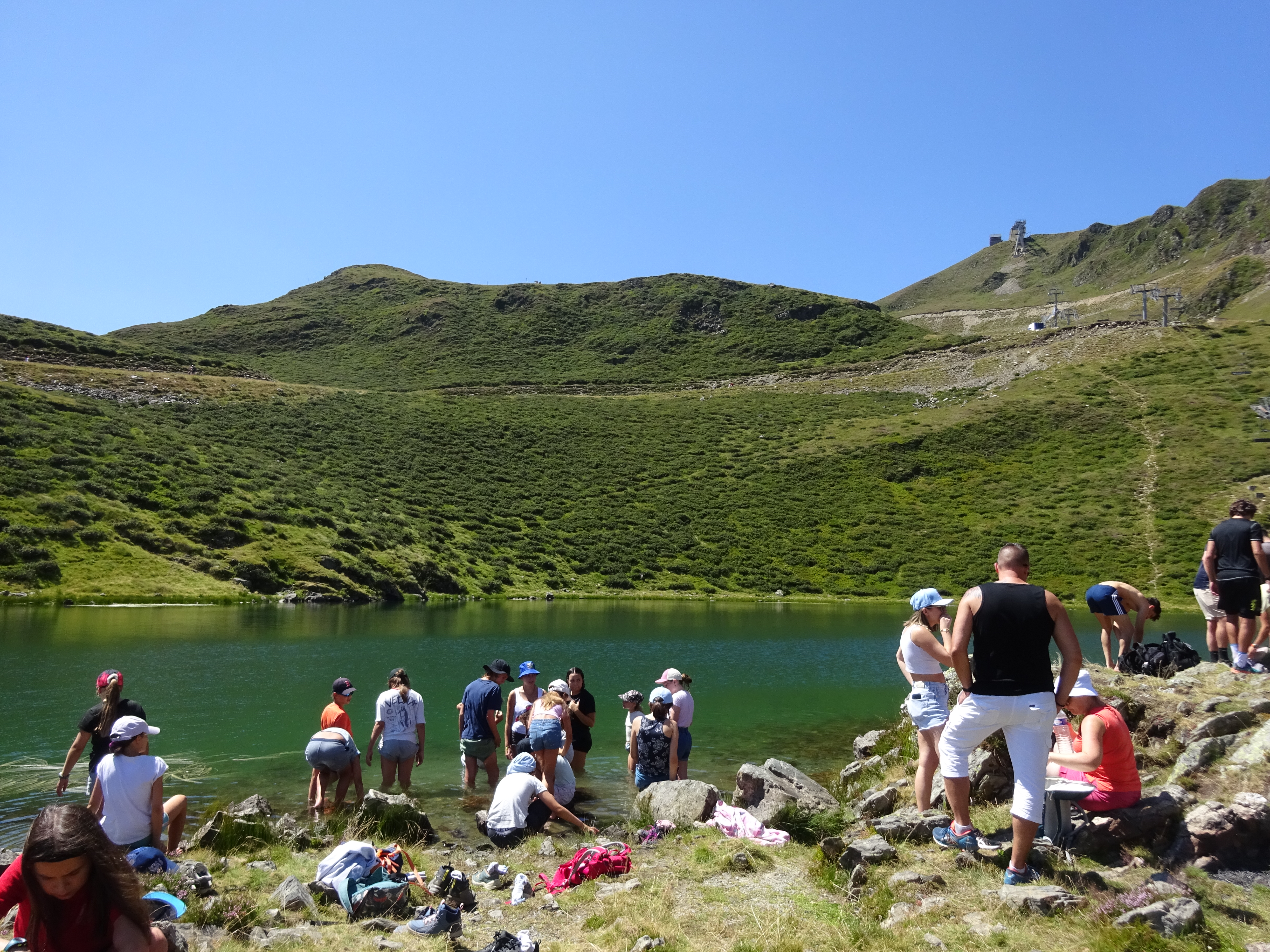 Les jeunes du séjour profitent d'une sortie en montagne