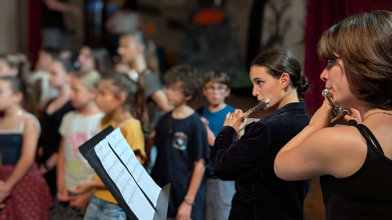 Des jeunes musiciennes jouent au spectacle